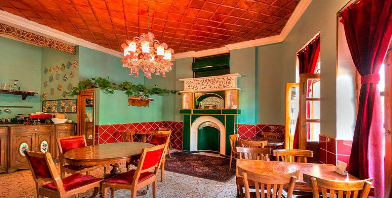 شربت‌خانه سنتی اصفهان در خیابان چهارباغ پایین با نوشیدنی‌های محلی و فضای تاریخی