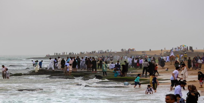 حضور مردم در سواحل چابهار در تعطیلات نوروز و آیینهای محلی