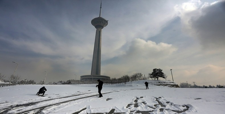 فصل زمستان تهران و نمای برج میلاد در روزهای برفی