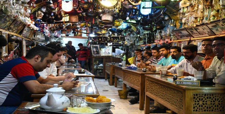 فضای داخلی قهوهخانه چاه حاج میرزا اصفهان