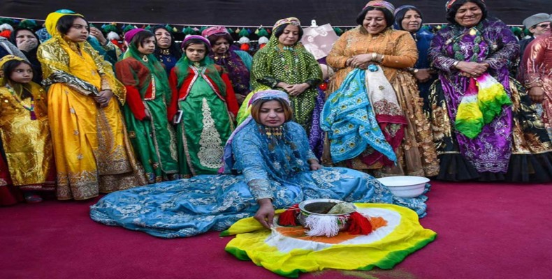 زنان شیرازی در لباس‌های رنگارنگ محلی؛ نمادی از فرهنگ مردم شیراز