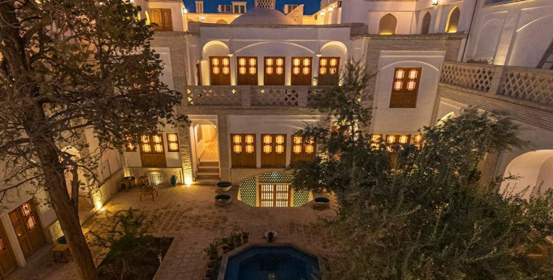 بوتیک هتل سنتی در خیابان چهارباغ پایین اصفهان با حیاط مرکزی و نورپردازی شبانه