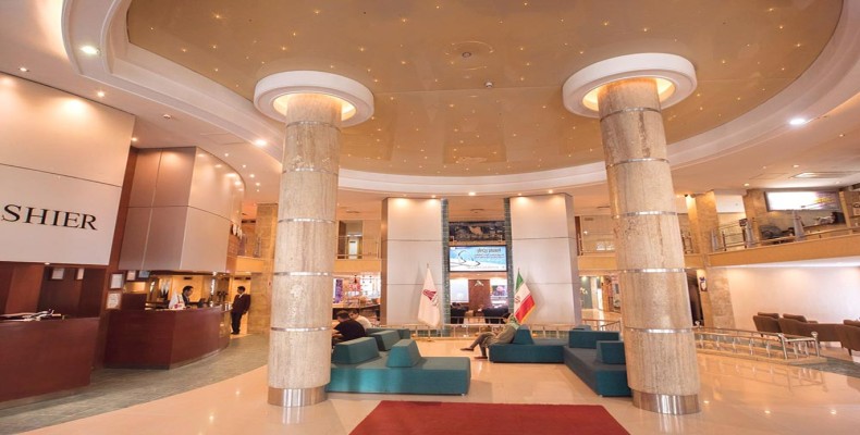 لابی مدرن هتل پارسیان کوثر در خیابان چهارباغ بالا اصفهان با طراحی لوکس