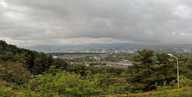 پارک جنگلی لویزان تهران در بهار با چشمانداز شهر