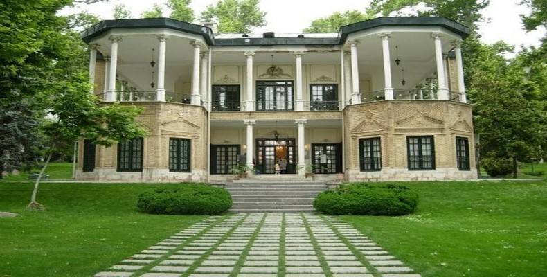 نمای بیرونی کاخ سعدآباد تهران در فصل بهار و فضای سرسبز