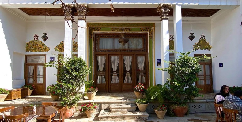 کافه رستوران چهار نقش عمارت کیوان در چهارباغ پایین اصفهان با فضای سنتی و حیاط ایرانی