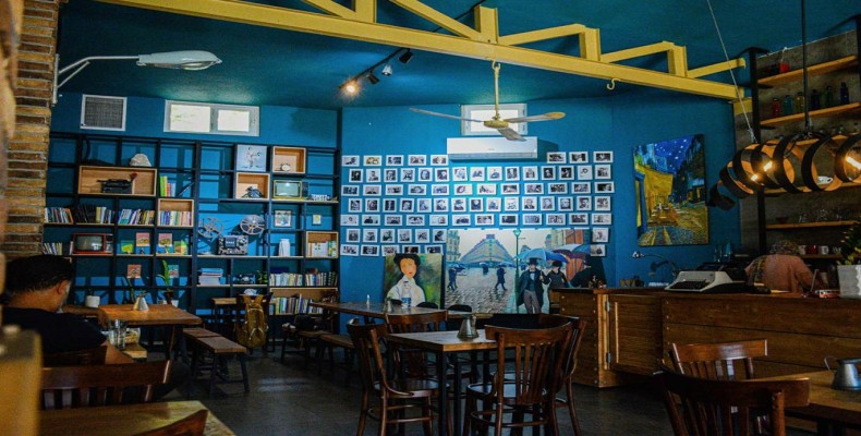 فضای داخلی کافه سنتی در خیابان چهارباغ عباسی اصفهان با طراحی هنری و دیوارهای آبی