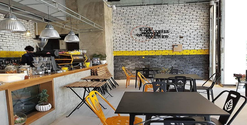 کافه کاراکو در خیابان چهارباغ بالا اصفهان با طراحی مدرن و فضای دنج برای نوشیدن قهوه