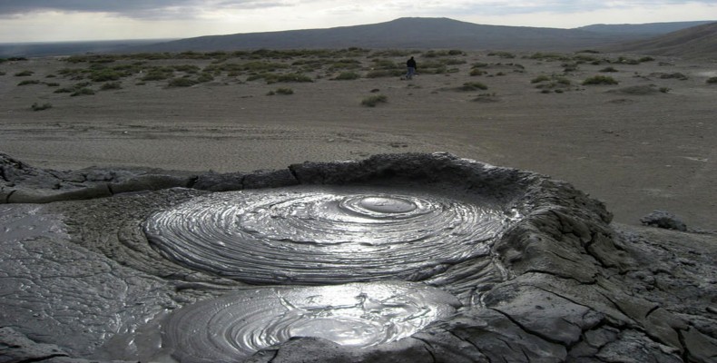 کوه گِلافشان چابهار؛ پدیدهای طبیعی و دیدنی در سفر به چابهار در بهار