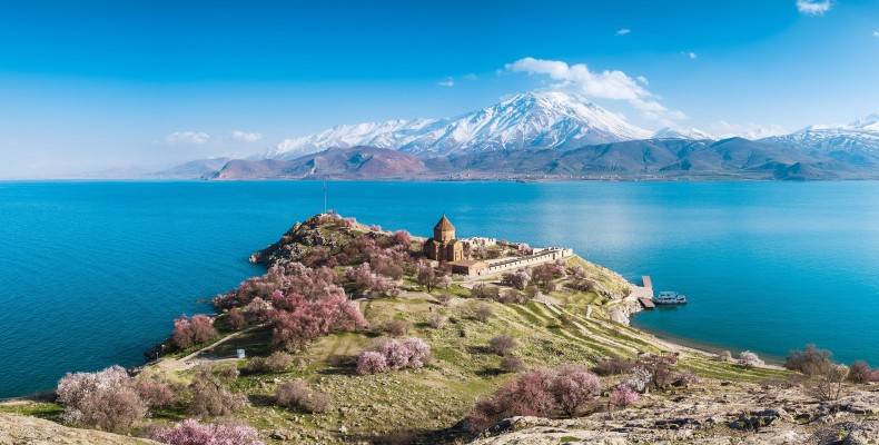 جزیره آکدامار در دریاچه وان با چشمانداز طبیعی شبیه مالدیو ترکیه