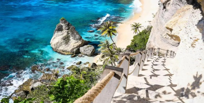 ساحل دایموند بالی با صخرههای آهکی و آب فیروزهای