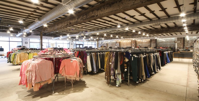 نمای داخلی Beacon’s Closet از فروشگاههای مقرونبهصرفه نیویورک
