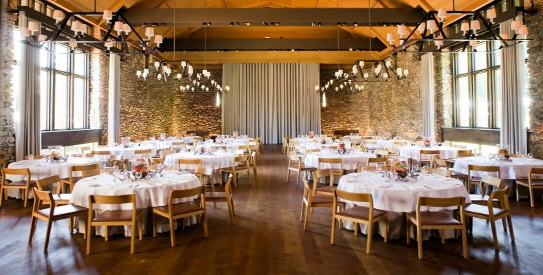 سالن غذاخوری رستوران Blue Hill at Stone Barns با سبک مزرعه تا میز