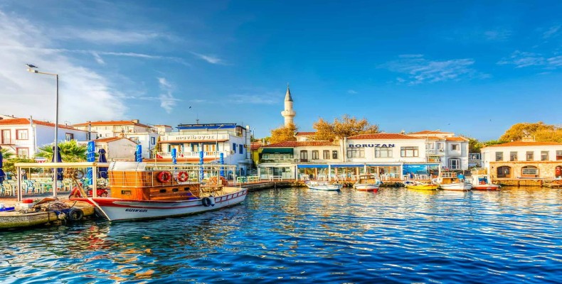 جزیره بوزکادا در چاناککاله با ساحل و آبهای شفاف شبیه مالدیو ترکیه