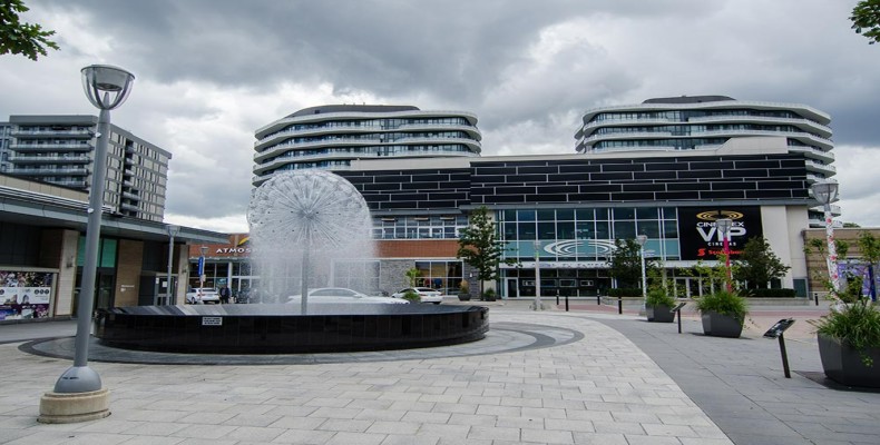 نمای فضای باز CF Shops at Don Mills از مراکز خرید تورنتو