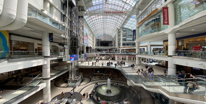 نمای داخلی CF Toronto Eaton Centre یکی از معروفترین مراکز خرید تورنتو
