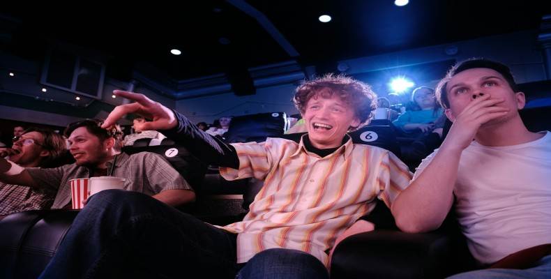 نمایش کمدی شبانه در لندن؛ از تفریحات محبوب لندن در شب