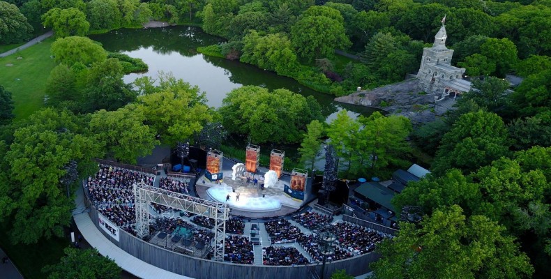 اجرای تئاتر در Delacorte Theater پارک مرکزی نیویورک