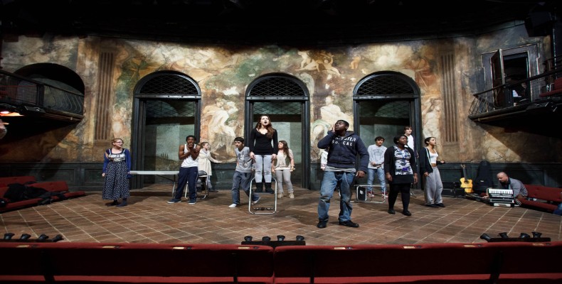 تئاتر دونمار ورهاوس لندن؛ تجربه تئاتر صمیمی در شبهای لندن