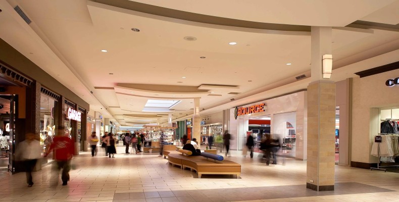 نمای داخلی مرکز خرید Dufferin Mall از مراکز خرید کاربردی تورنتو