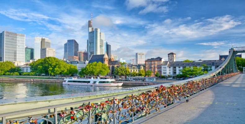 پل آیزرنر اشتگ روی رود ماین؛ مسیر محبوب و رایگان برای پیادهروی در فرانکفورت