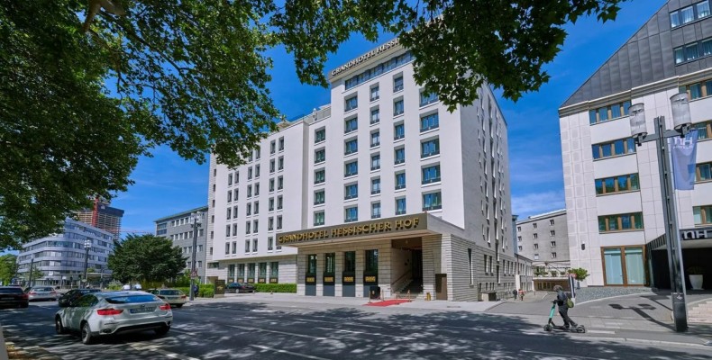 نمای بیرونی هتل گرند هسیشر هوف فرانکفورت با معماری کلاسیک و اقامتی لوکس
