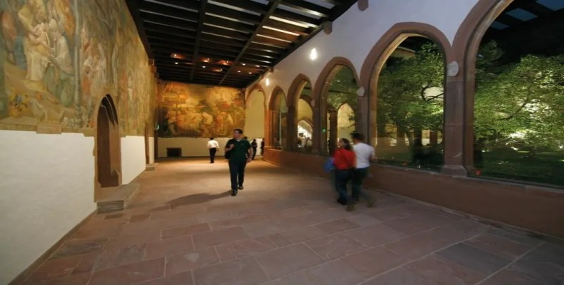 حیاط تاریخی صومعه کارملیتر فرانکفورت با معماری قرون وسطایی