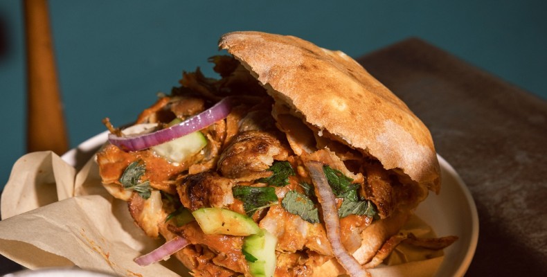 ساندویچ دونر کباب در میلان، یکی از غذاهای خیابانی ارزان و محبوب میان مردم محلی