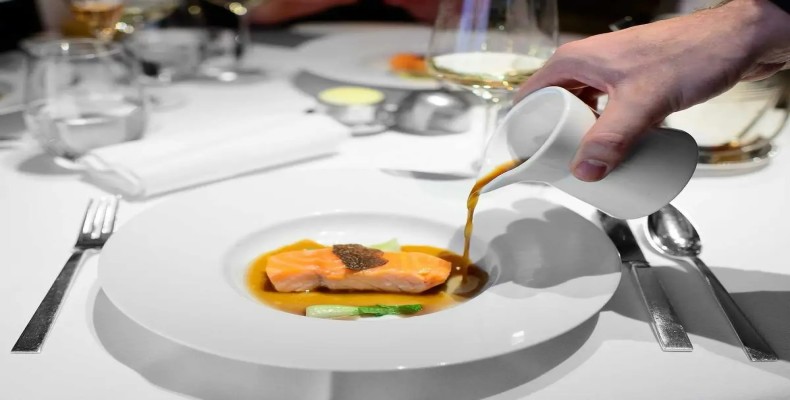 سرو غذای دریایی در رستوران Le Bernardin نیویورک