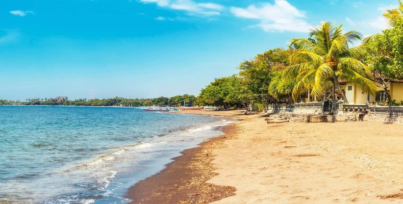 ساحل لوینا بالی با ماسههای تیره و فضای آرام