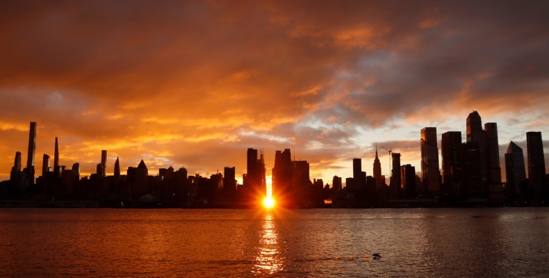غروب معروف Manhattanhenge بین آسمانخراشهای نیویورک
