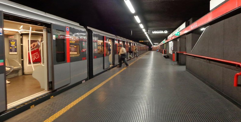 ایستگاه مترو و قطارهای حمل و نقل عمومی میلان