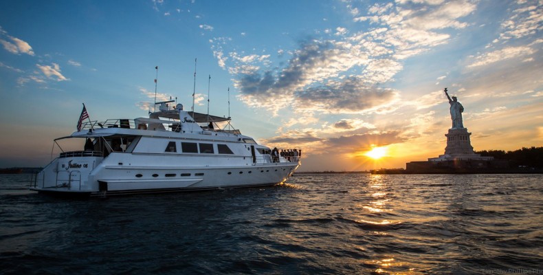 قایق تفریحی خصوصی در رودخانه هادسون با منظره مجسمه آزادی نیویورک