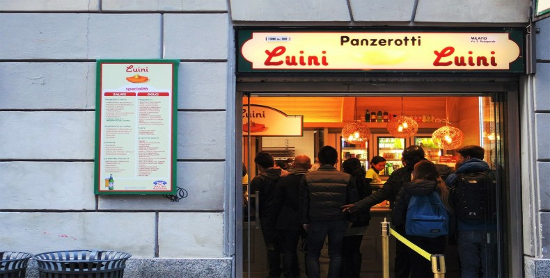صف مشتریان مقابل Panzerotti Luini در نزدیکی دومو، یکی از معروف‌ترین غذاهای خیابانی میلان