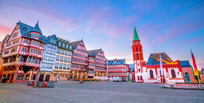 میدان رومربرگ فرانکفورت با خانههای چوبی رنگارنگ؛ از تفریحات رایگان فرانکفورت