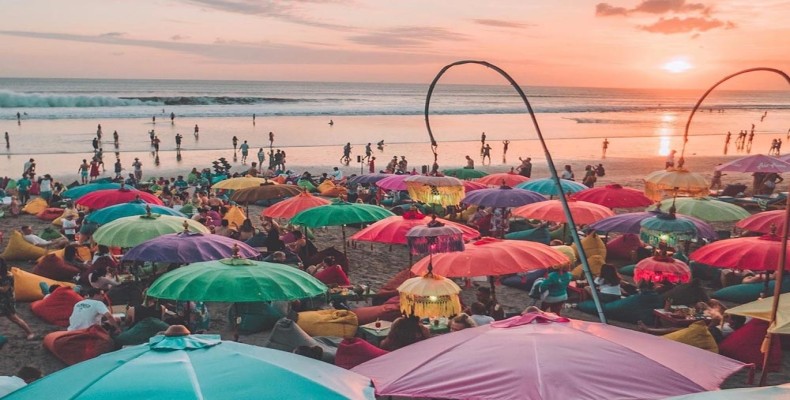 ساحل سمینیاک بالی با فضای شلوغ و غروب تماشایی