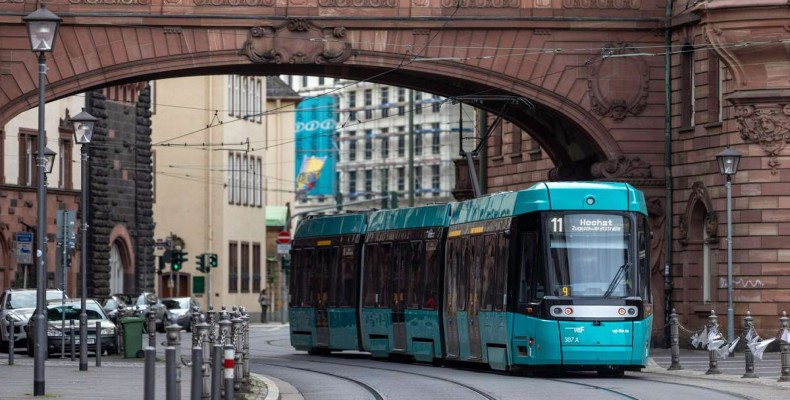 تراموا Strassenbahn در مرکز شهر فرانکفورت آلمان