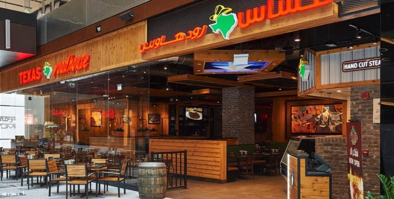 رستوران Texas Roadhouse دبی؛ استیکها و برگرهای آمریکایی با قیمت مناسب در فضای چوبی و خانوادگی