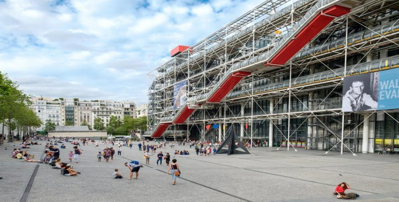 نمای بیرونی مرکز پمپیدو پاریس، موزه هنر مدرن با معماری خاص