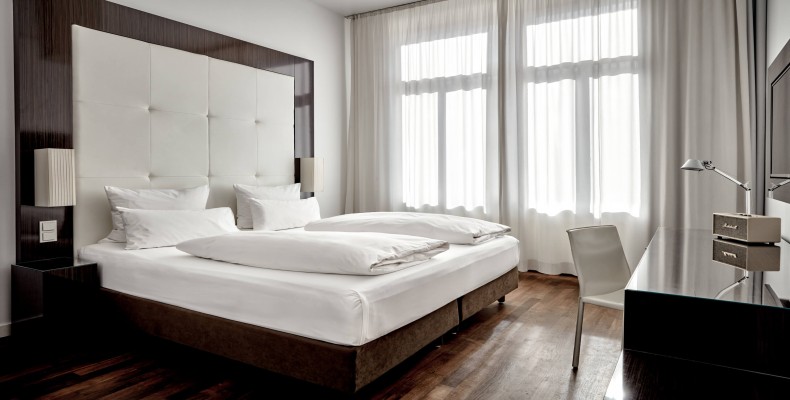 اتاقهای مینیمال و آرام هتل پیور فرانکفورت با طراحی سفید و مدرن