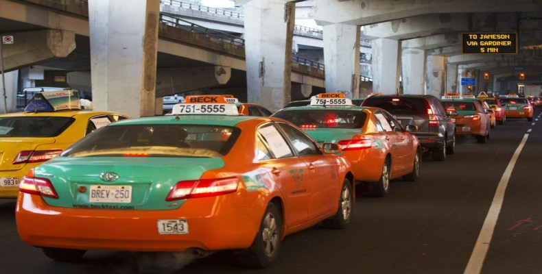 تاکسیهای تورنتو در حال تردد در مرکز شهر – حملونقل عمومی تورنتو