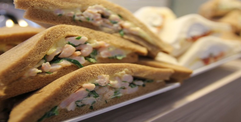 ترامتزینو ایتالیایی با نان نرم و فیلینگ دریایی، از غذاهای خیابانی معروف میلان