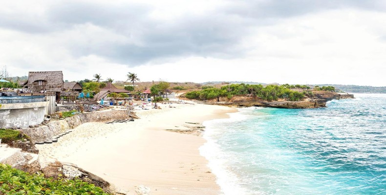 ساحل رویا در نوسا لمبونگان با ماسه سفید و آب فیروزهای