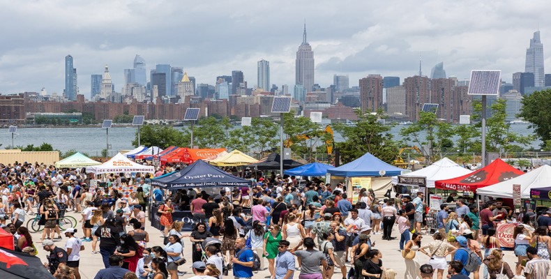 بازار غذای Smorgasburg در بروکلین در نیویورک در تابستان