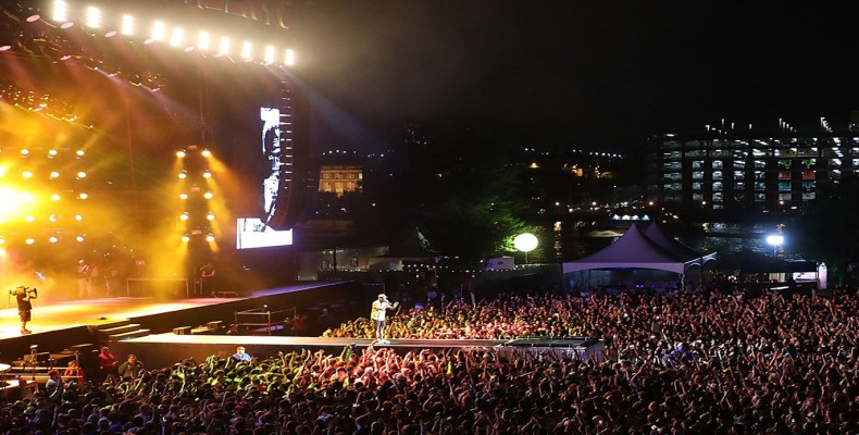 جمعیت حاضر در فستیوال Governors Ball در نیویورک در تابستان