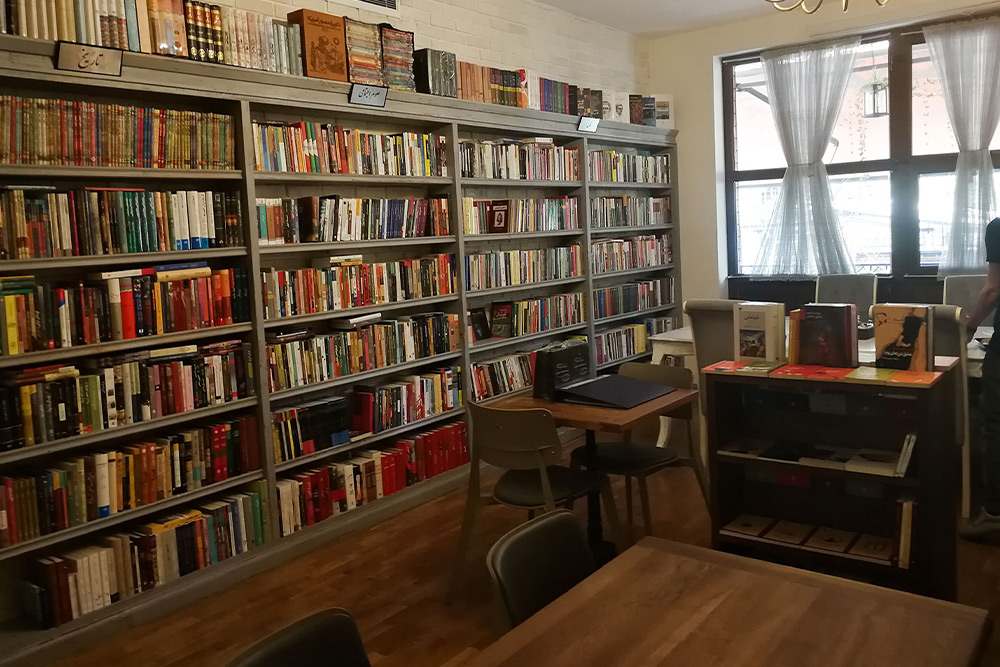 کافه کتاب کتابفروشی چهارراه ولیعصر
