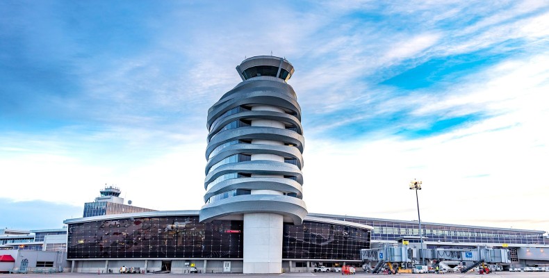 نمای داخلی فرودگاه بینالمللی ادمونتون با طراحی مدرن و امکانات رفاهی