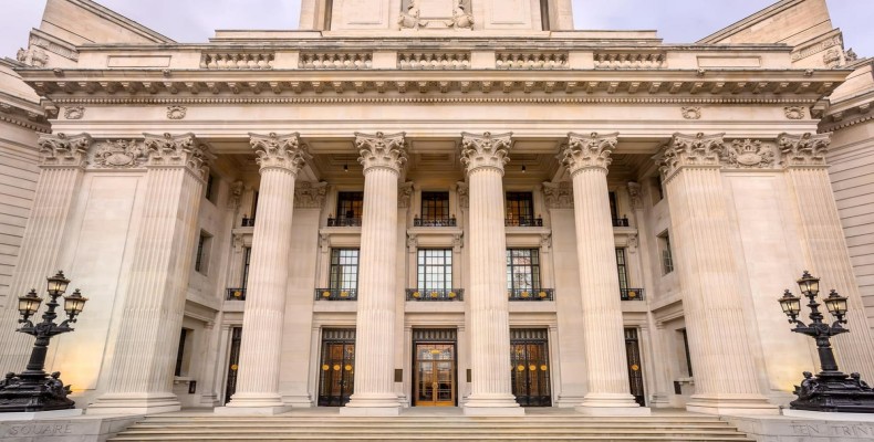 نمای کلاسیک هتل Four Seasons Ten Trinity در تاور هیل لندن، از گرانترین هتل های لندن