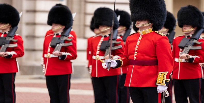 مراسم تغییر نگهبان مقابل کاخ باکینگهام؛ یکی از تجربه‌های رایگان لندن