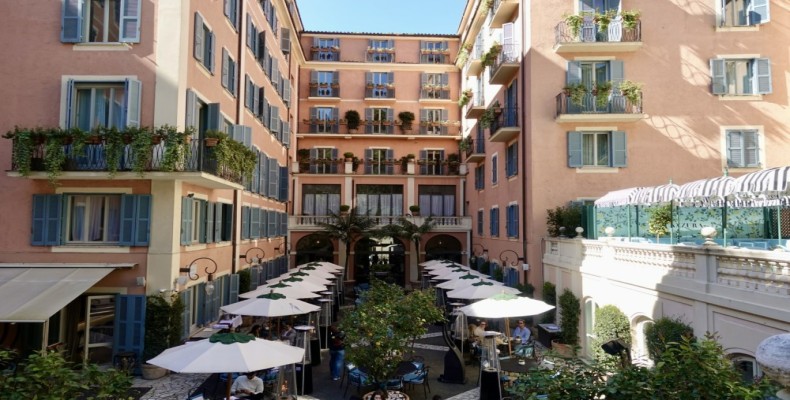 حیاط و باغ داخلی هتل د روسی یکی از هتل های 5 ستاره رم